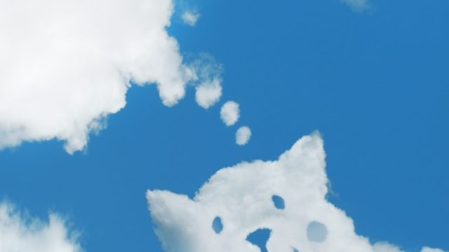 空に浮かぶ犬の雲